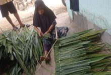 Pengrajin atap kiray di Lebak. Foto: Antara