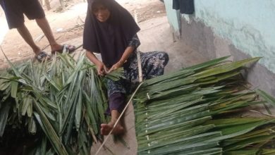 Pengrajin atap kiray di Lebak. Foto: Antara