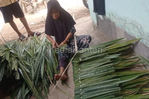 Pengrajin atap kiray di Lebak. Foto: Antara