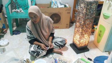 Pengrajin cangkang kerah di Kasemen. Foto: Antara