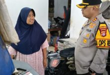 Kapolres Serang, AKBP Condro Sasongko sedang berbincang dengan pengrajin tas. Foto: Yono