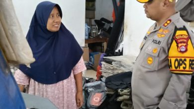 Kapolres Serang, AKBP Condro Sasongko sedang berbincang dengan pengrajin tas. Foto: Yono