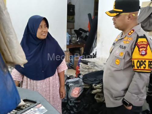 Kapolres Serang, AKBP Condro Sasongko sedang berbincang dengan pengrajin tas. Foto: Yono