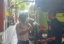 Kabid Perlengkapan Jalan dan Pengujian Kendaraan Dinas Perhubungan Kota Cilegon Pedrosio sedang melakukan pengawasan pelaksanaan pengujian kendaraan. Foto : Daeng Yusvin