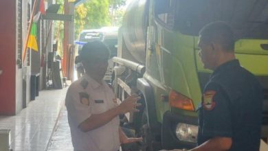 Kabid Perlengkapan Jalan dan Pengujian Kendaraan Dinas Perhubungan Kota Cilegon Pedrosio sedang melakukan pengawasan pelaksanaan pengujian kendaraan. Foto : Daeng Yusvin