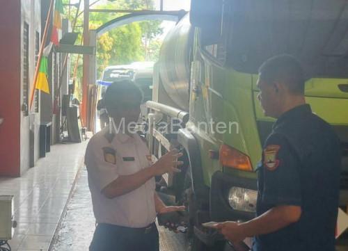 Kabid Perlengkapan Jalan dan Pengujian Kendaraan Dinas Perhubungan Kota Cilegon Pedrosio sedang melakukan pengawasan pelaksanaan pengujian kendaraan. Foto : Daeng Yusvin