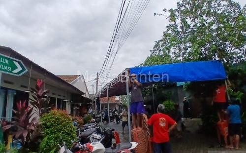 Tenda pengungsian dan dapur umum di Perumahan Taman Cikande di Jayantai, Kabupaten Tangerang. Foto Antara