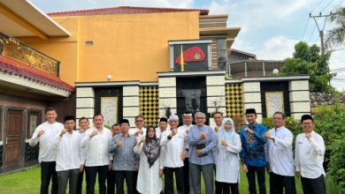 Pengurus yayasan masjid terpaung Banten. Foto: Web Pemkab Serang