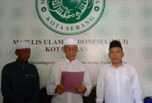 Pengurus MUI Kota Serang bacakan penolakan Khilafatul Muslimin. Foto: Aden Hasanudin