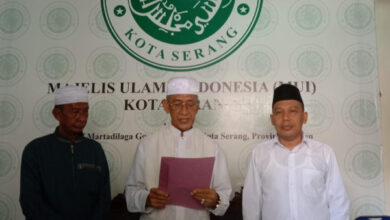 Pengurus MUI Kota Serang bacakan penolakan Khilafatul Muslimin. Foto: Aden Hasanudin