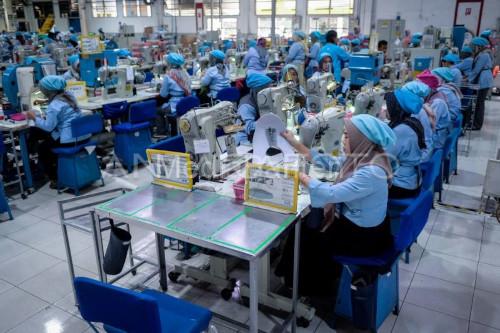 Para pekerja di pabrik di Kota Tangerang. Foto Antara