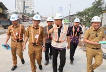 Pj Bupati Tangerang, Andi Ony Prihartono meninjau pembangunan Fly Over Cisauk. Foto: Istimewa