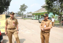 Peninjauan pengerjaan peningkatan ruas jalan wisata Pulau Cangkir. Foto: Iqbal Kurnia