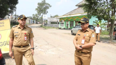 Peninjauan pengerjaan peningkatan ruas jalan wisata Pulau Cangkir. Foto: Iqbal Kurnia