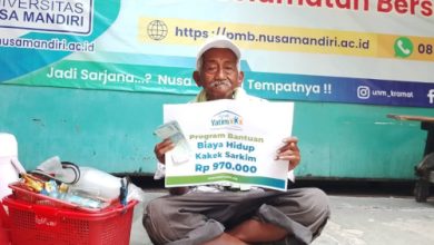 Abah Sarkim, penjual kopi keliling di Jakarta Pusat. Foto: Ridho Nur