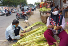 Penjual bungkus ketupat di Pasar Krenggot, Cilegon.