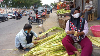 Penjual bungkus ketupat di Pasar Krenggot, Cilegon.