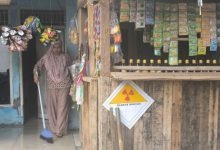 Sebagian warga Kampung Sadang, Kecamatan Cikande yang menolak direlokasi dari daerah bahaya radiasi. Foto: Antara