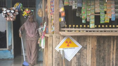 Sebagian warga Kampung Sadang, Kecamatan Cikande yang menolak direlokasi dari daerah bahaya radiasi. Foto: Antara