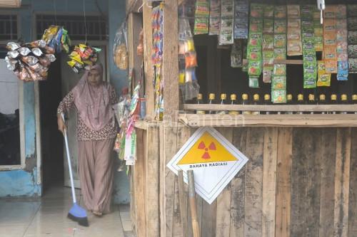 Sebagian warga Kampung Sadang, Kecamatan Cikande yang menolak direlokasi dari daerah bahaya radiasi. Foto: Antara