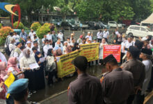 Pensiunan PT KS berdemo tuding Sijaka Primkokas sebagai investasi bodong. Foto: Erling Cristin