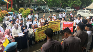 Pensiunan PT KS berdemo tuding Sijaka Primkokas sebagai investasi bodong. Foto: Erling Cristin