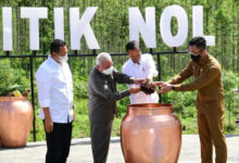 Wagub Banten mendapat giliran ke-15 menuangkan tanah dan air dari Banten.