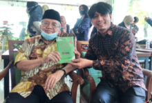 Penulis Novel, Muhammad Subhan bersama sastrawan Taufik Ismail. Foto: Muhammad Subhan