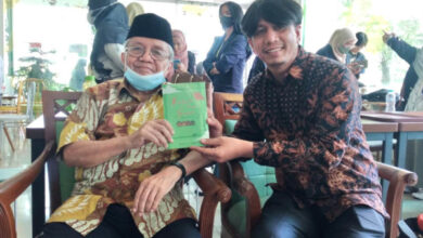 Penulis Novel, Muhammad Subhan bersama sastrawan Taufik Ismail. Foto: Muhammad Subhan