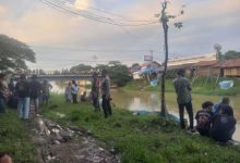 Tim Basarnas telusuri Irigasi Bedeng, Cikeusal. Foto: Yono