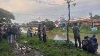 Tim Basarnas telusuri Irigasi Bedeng, Cikeusal. Foto: Yono