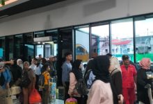 Para penumpang dari Bakauheni yang turun di Pelabuhan Merak dalam arus balik Lebaran. Foto Daeng Yusvin
