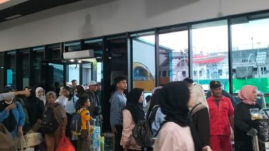 Para penumpang dari Bakauheni yang turun di Pelabuhan Merak dalam arus balik Lebaran. Foto Daeng Yusvin