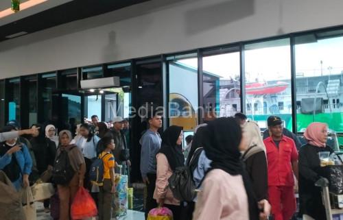 Para penumpang dari Bakauheni yang turun di Pelabuhan Merak dalam arus balik Lebaran. Foto Daeng Yusvin