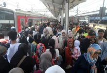 Penumpang kerata api di stasiun Tangerang. foto: Antara