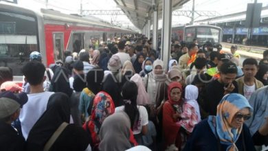 Penumpang kerata api di stasiun Tangerang. foto: Antara