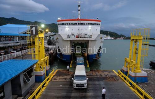 Kapal RoRo Pelabuhan Merak. Foto: Antara