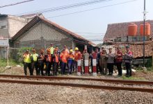 Perlintasan Kereta Api sebidang di Kampung Odeng, Kecamatan Kasemen, Kota Serang yang ditutup PT KAI. Foto Antara
