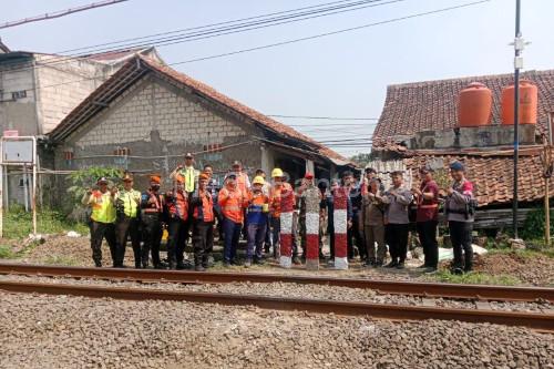 Perlintasan Kereta Api sebidang di Kampung Odeng, Kecamatan Kasemen, Kota Serang yang ditutup PT KAI. Foto Antara