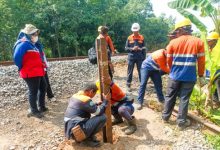 Penutupan perlintasan sebidang rel kerata api. Foto: Antara