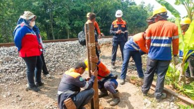 Penutupan perlintasan sebidang rel kerata api. Foto: Antara