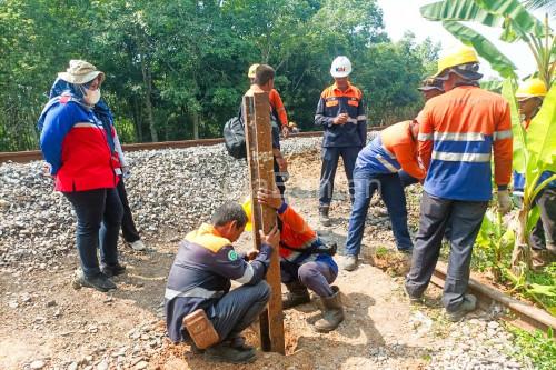 Penutupan perlintasan sebidang rel kerata api. Foto: Antara