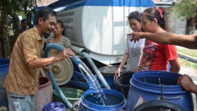 Penyaluran bantuan air bersih dari Pemkab Tangerang. Foto: Humas Pemkab Tangerang