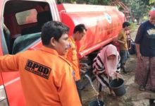 Penyaluran air bersih di Kabupaten Pandeglang. Foto Antara