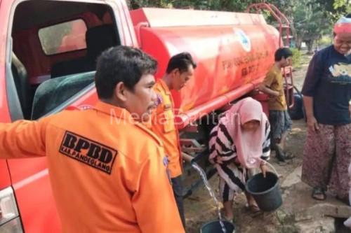 Penyaluran air bersih di Kabupaten Pandeglang. Foto Antara