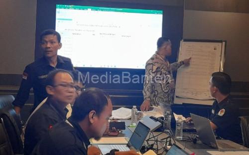 Penyandingan data C Hasil oleh KPU Banten. Foto: Antara