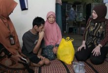 Ketua Ttim Penggerak PKK Cilegon, Alfi Rizki Robinsar dan Kadis sosial Cilegon, Lia Nurlaila menyerahkan kursi roda. Foto Daeng Yusvin