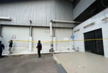 KLH menyegel pabrik PT Peter Metal Teknologi yang diduga jadi sumber pemaparan zat radioaktif. Foto: Antara