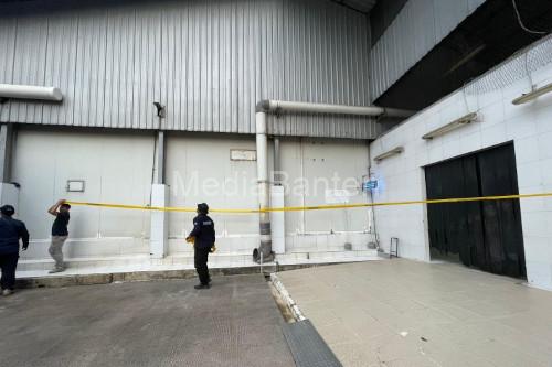 KLH menyegel pabrik PT Peter Metal Teknologi yang diduga jadi sumber pemaparan zat radioaktif. Foto: Antara