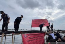 Penyegelan pagar bambu di pesisir pantai Kabupatne Tangerang. Foto: Antara